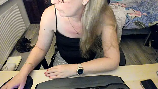 Snapshot of minoesje37 chatting on 12.29.24 minoesje37 online show from 12.29.24