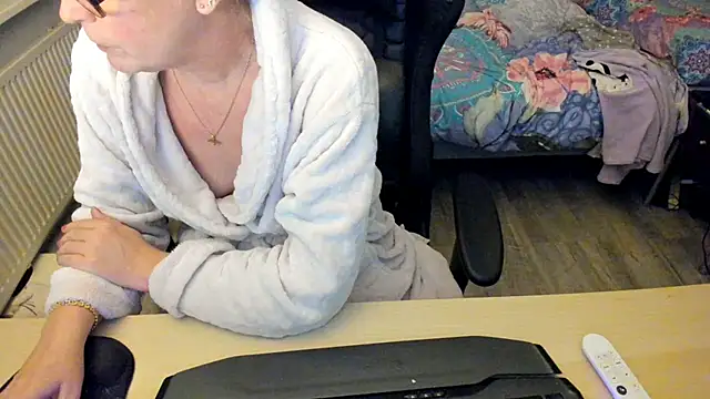 Snapshot of minoesje37 chatting on 12.30.24 minoesje37 online show from 12.30.24