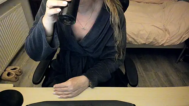 Snapshot of minoesje37 chatting on 02.04.25 minoesje37 online show from 02.04.25