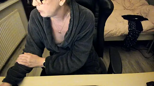 Snapshot of minoesje37 chatting on 02.10.25 minoesje37 online show from 02.10.25