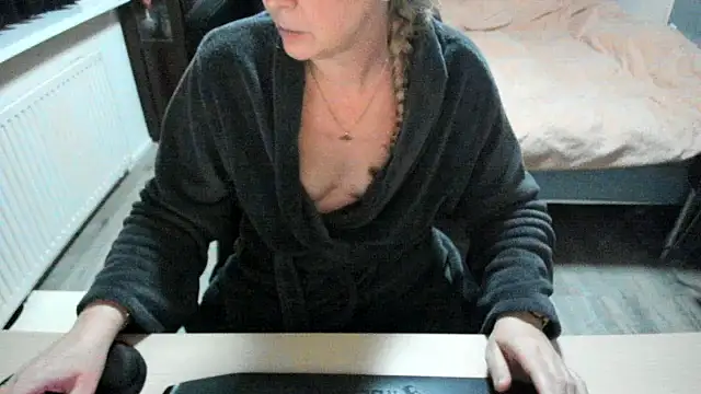 Snapshot of minoesje37 chatting on 02.16.25 minoesje37 online show from 02.16.25