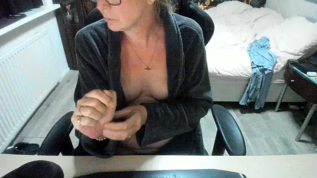 Snapshot of minoesje37 chatting on 09.16.25 minoesje37 online show from 09.16.25