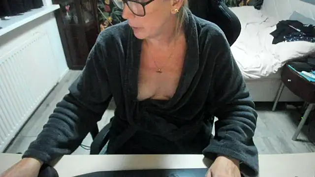 Snapshot of minoesje37 chatting on 09.22.25 minoesje37 online show from 09.22.25