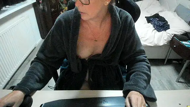 Snapshot of minoesje37 chatting on 09.23.25 minoesje37 online show from 09.23.25