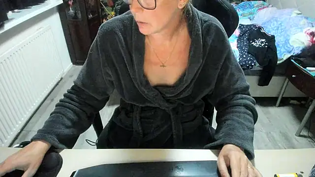 Snapshot of minoesje37 chatting on 09.29.25 minoesje37 online show from 09.29.25