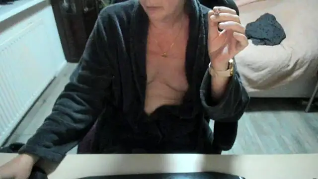 Snapshot of minoesje37 chatting on 10.21.25 minoesje37 online show from 10.21.25