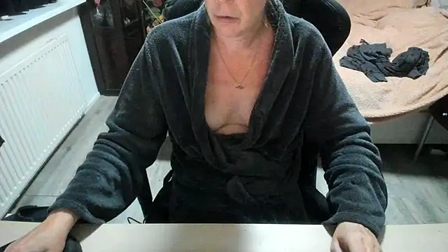 Snapshot of minoesje37 chatting on 10.23.25 minoesje37 online show from 10.23.25