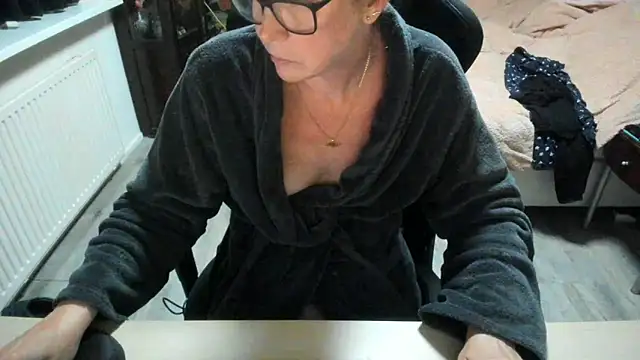 Snapshot of minoesje37 chatting on 10.27.25 minoesje37 online show from 10.27.25