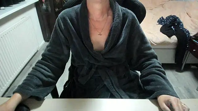 Snapshot of minoesje37 chatting on 10.29.25 minoesje37 online show from 10.29.25