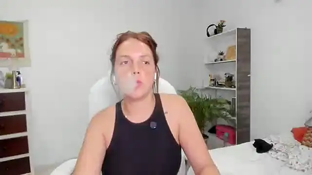 Snapshot of thered_QueenX chatting on 02.13.25 thered QueenX online show from 02.13.25