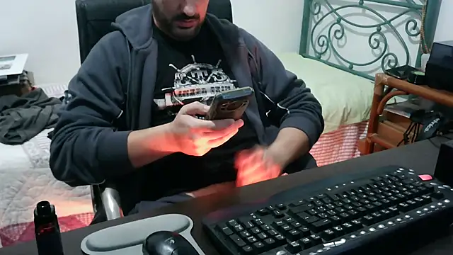 Snapshot of Italian_dark_desire chatting on 11.29.25 Italian dark desire online show from 11.29.25