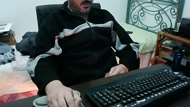 Snapshot of Italian_dark_desire chatting on 12.03.25 Italian dark desire online show from 12.03.25