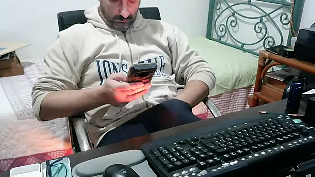 Snapshot of Italian_dark_desire chatting on 12.17.25 Italian dark desire online show from 12.17.25