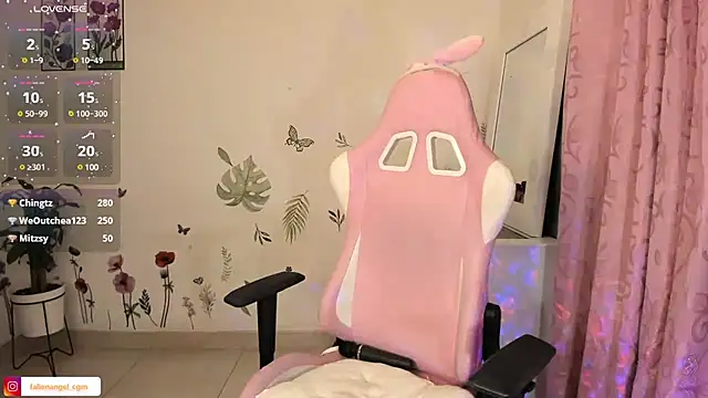 Snapshot of Fallengangel chatting on 02.08.25 Fallengangel online show from 02.08.25