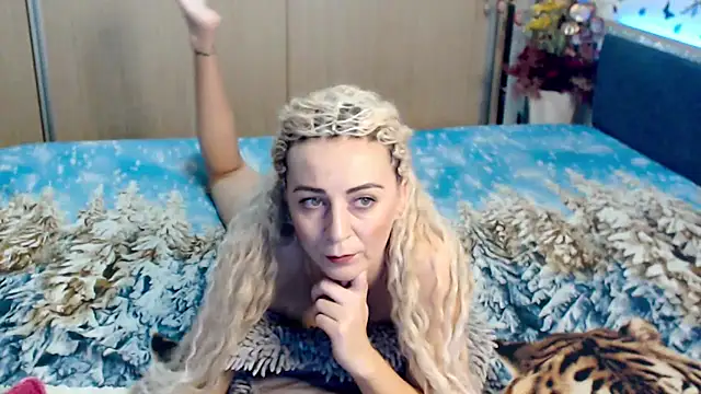 Snapshot of MirabelaSweet chatting on 03.17.25 MirabelaSweet online show from 03.17.25