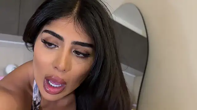 Snapshot of ArabicBarbie chatting on 10.25.25 ArabicBarbie online show from 10.25.25