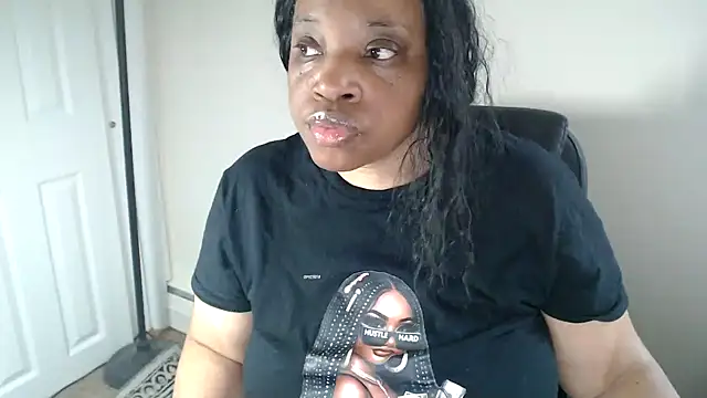 Sexymona1218 online show from 04.18.26