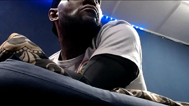 Snapshot of iBreakHeartz chatting on 10.31.25 iBreakHeartz online show from 10.31.25