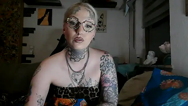 Snapshot of RoxxyInk chatting on 05.26.26 RoxxyInk online show from 05.26.26