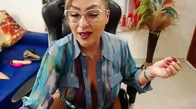 Snapshot of Tamara_Luaren chatting on 12.21.24 Tamara Luaren online show from 12.21.24