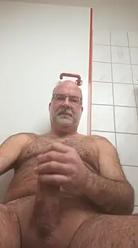 Snapshot of AnnakondaHF chatting on 01.04.25 AnnakondaHF online show from 01.04.25