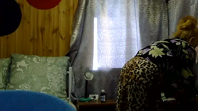 Snapshot of Emma52610 chatting on 09.26.25 Emma52610 online show from 09.26.25