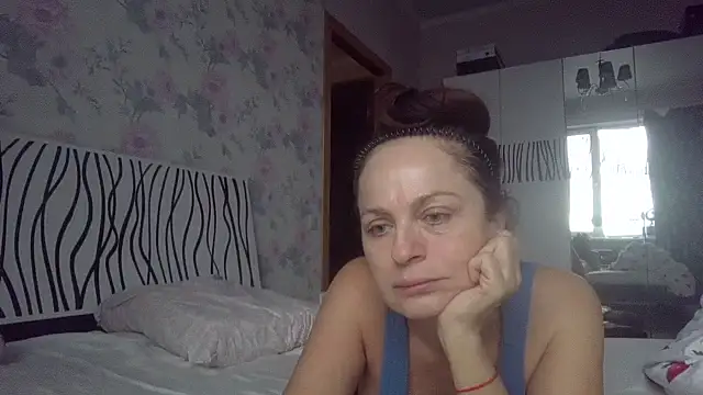 Snapshot of LindaStarS chatting on 12.14.25 LindaStarS online show from 12.14.25