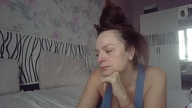 Snapshot of LindaStarS chatting on 12.15.25 LindaStarS online show from 12.15.25