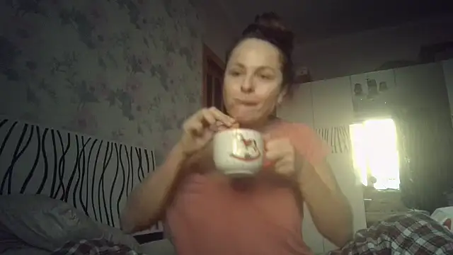 Snapshot of LindaStarS chatting on 12.16.25 LindaStarS online show from 12.16.25