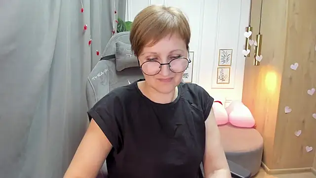 Snapshot of Paris_Cherry chatting on 02.18.25 Paris Cherry online show from 02.18.25