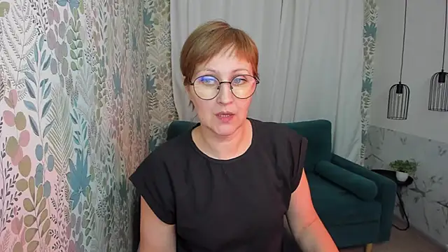 Snapshot of Paris_Cherry chatting on 02.20.25 Paris Cherry online show from 02.20.25