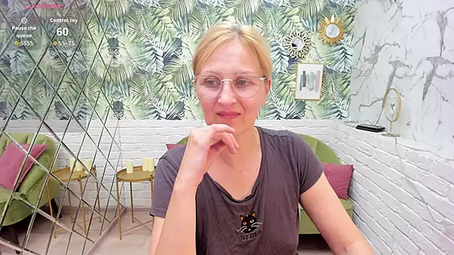 Snapshot of Paris_Cherry chatting on 09.14.25 Paris Cherry online show from 09.14.25