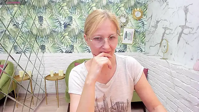 Snapshot of Paris_Cherry chatting on 09.16.25 Paris Cherry online show from 09.16.25