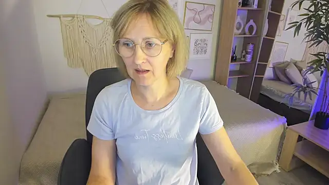 Snapshot of Paris_Cherry chatting on 09.17.25 Paris Cherry online show from 09.17.25