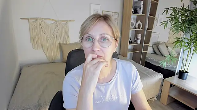 Snapshot of Paris_Cherry chatting on 09.18.25 Paris Cherry online show from 09.18.25