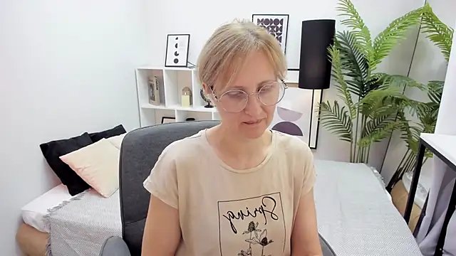 Snapshot of Paris_Cherry chatting on 10.13.25 Paris Cherry online show from 10.13.25