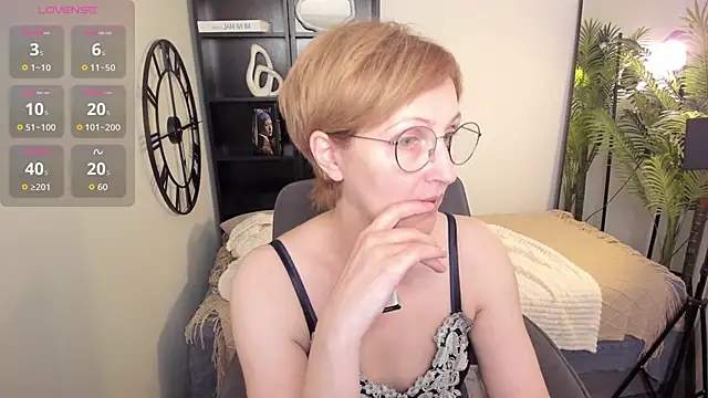 Snapshot of Paris_Cherry chatting on 05.19.26 Paris Cherry online show from 05.19.26