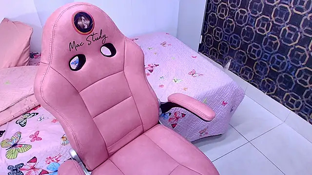 Snapshot of sarakaisy chatting on 01.16.25 sarakaisy online show from 01.16.25