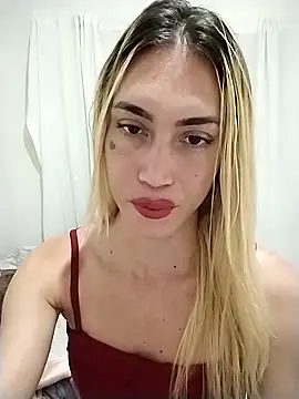 Snapshot of Ellenurach chatting on 12.18.25 Ellenurach online show from 12.18.25