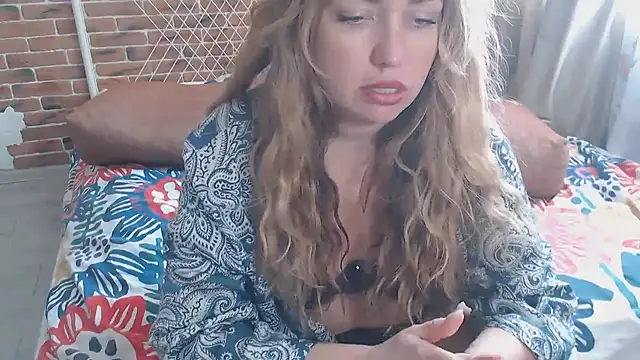 Snapshot of xxkristinaxx chatting on 02.25.25 xxkristinaxx online show from 02.25.25