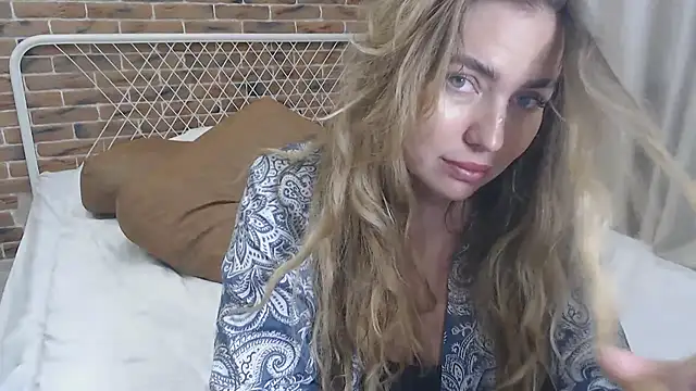 Snapshot of xxkristinaxx chatting on 03.19.25 xxkristinaxx online show from 03.19.25