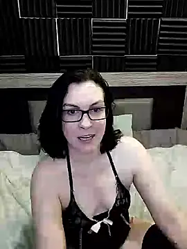 Snapshot of DesreRose chatting on 09.13.25 DesreRose online show from 09.13.25