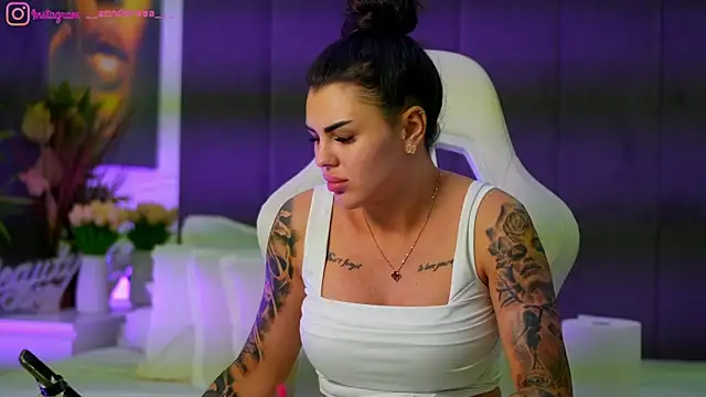 Snapshot of perfectt33n chatting on 11.25.25 perfectt33n online show from 11.25.25