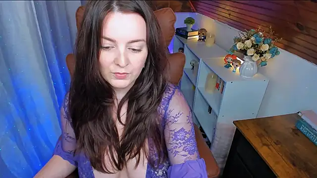 Snapshot of ErinMarshall chatting on 09.18.25 ErinMarshall online show from 09.18.25