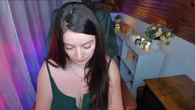 Snapshot of ErinMarshall chatting on 12.18.25 ErinMarshall online show from 12.18.25