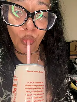 Snapshot of PichyPrettyPussy chatting on 11.16.25 PichyPrettyPussy online show from 11.16.25