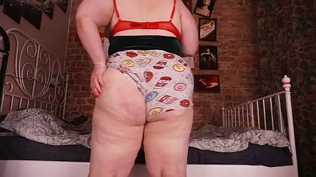 Snapshot of Evelively chatting on 11.21.25 Evelively online show from 11.21.25