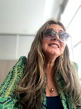 Snapshot of emma_tour chatting on 10.28.25 emma tour online show from 10.28.25