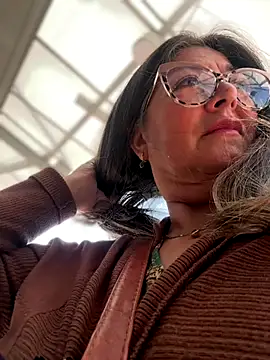 Snapshot of emma_tour chatting on 12.16.25 emma tour online show from 12.16.25