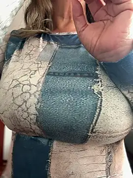 Snapshot of emma_tour chatting on 12.17.25 emma tour online show from 12.17.25